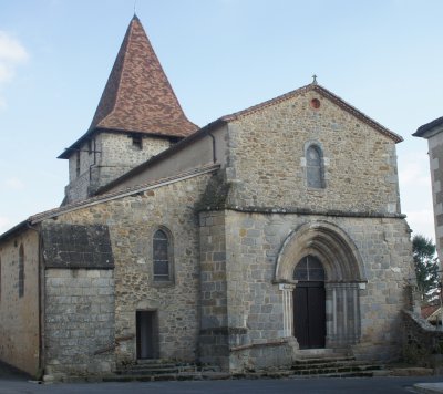 Façade de l'église de Roussines