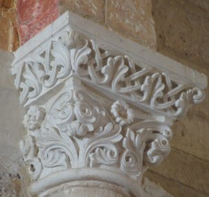 Un des haut de pilier de l'église de charras