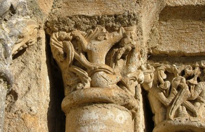 Sculptures de piliers de l'église de Feuillade