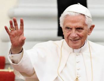 Le pape émérite, Benoît XVI.