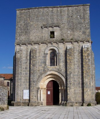 Façade de l'église de Marillac le Franc