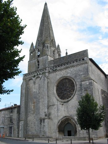 Façade de l'église de LA Rochefoucauld